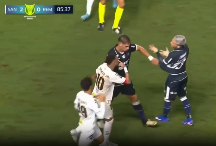 开云体育官网-被犯规后与对手冲突染黄！裁判报告：内马尔以不尊重比赛方式行事